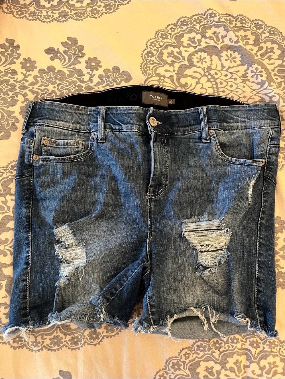 Torrid like new distressed jean shorts